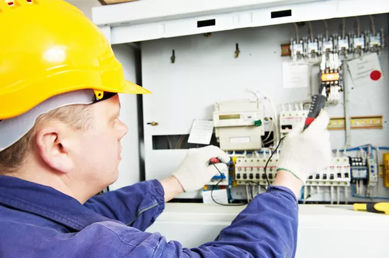 Appeler un électricien pour une coupure de courant soudaine, Amiens, SCOTREC