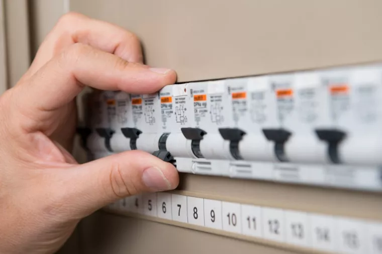 Combien de temps pour installer un tableau électrique dans une maison mitoyenne ?, Amiens, SCOTREC