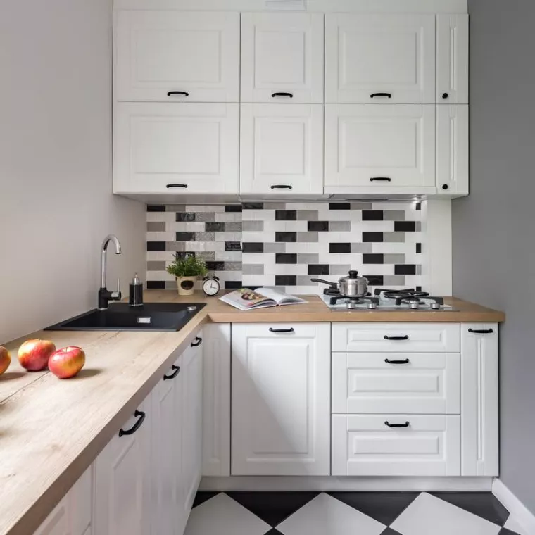 Combien de temps prend l'installation d'une cuisine avec portes de placard relevables ?, Amiens, SCOTREC